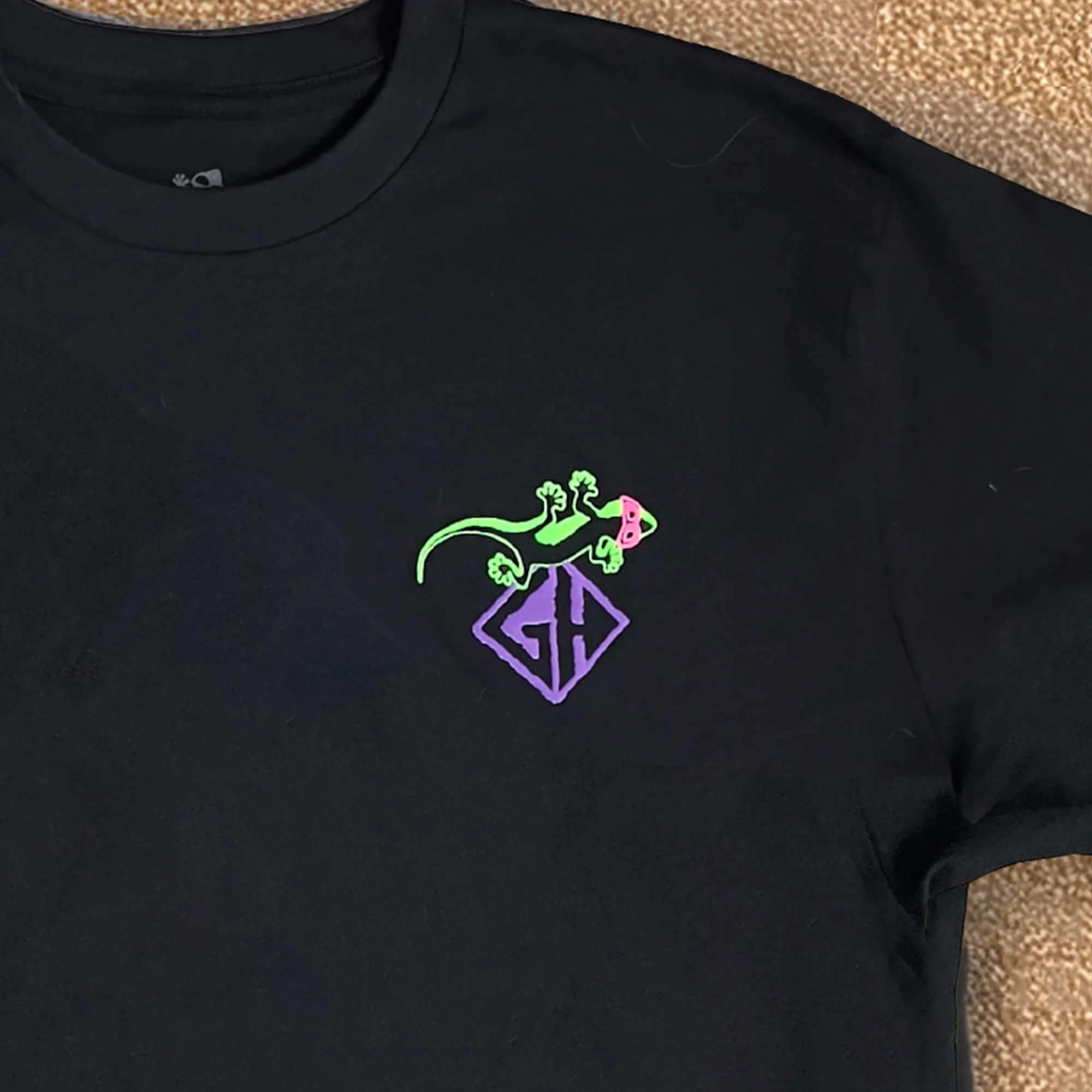 1987 Gecko Stitchwave Black Tee - Featured in Stranger Things Season 5! - Image 7